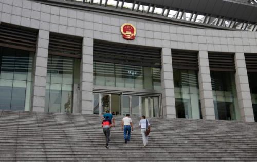 2015年7月17日，安徽省高院，案件其他四名被告人最后进入法院。 澎湃新闻记者雍凯资料