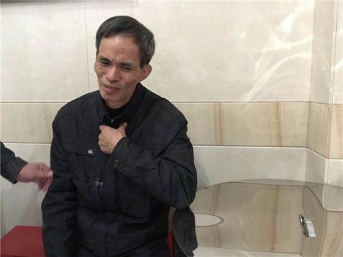 看不到希望的他失声痛哭