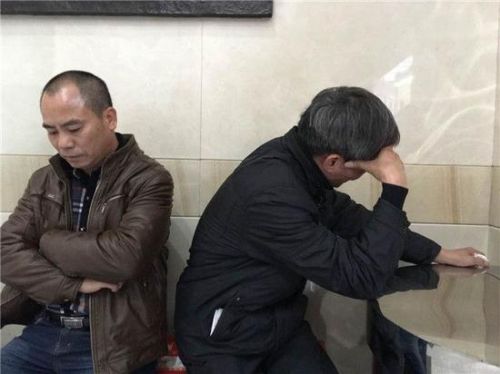 看不到希望的他失声痛哭。