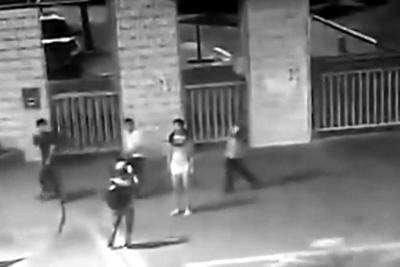 有人正在给毕国昌拍照。视频截图