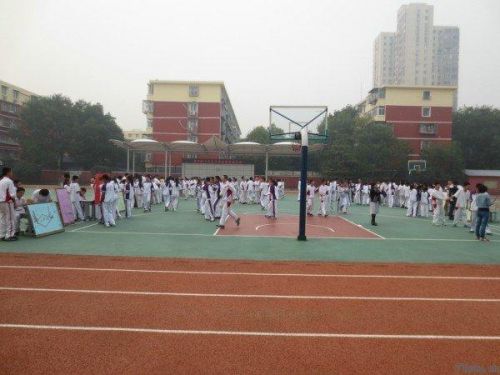 清华附中丰台学校操场 丰台教育信息网 资料图