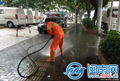 福州梦山路人行道流油污放倒20多人 过路老人摔伤脸