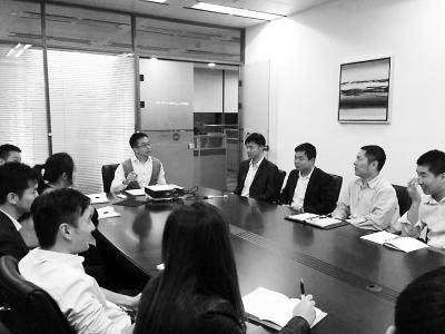 金融毕业生爱上魔术 用“网”串起草根演艺圈