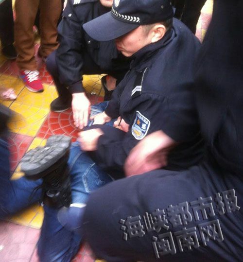 嫌疑男子被警方控制（网友供图）