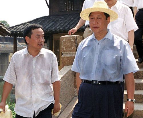 2005年8月3日，时任中共浙江省委书记、省人大常委会主任习近平到乌镇调研，时任乌镇古镇保护与旅游开发管委会主任陈向宏汇报古镇情况。图徐建荣摄