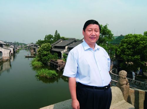 2005年8月3日，时任中共浙江省委书记、省人大常委会主任习近平在乌镇调研时留影。图徐建荣摄