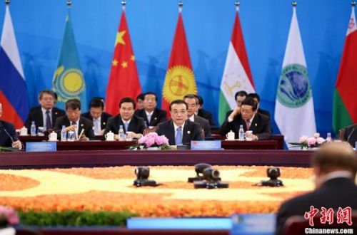 12月15日上午，中国国务院总理李克强在郑州国际会展中心主持上合总理会大范围会谈时提出，上合组织重点打造六大合作平台，即筑牢安全合作平台、搭建产能合作平台、加快建设互联互通合作平台、创新金融合作平台、构建区域贸易合作平台、打造社会民生合作平台。中新社记者 刘震 摄