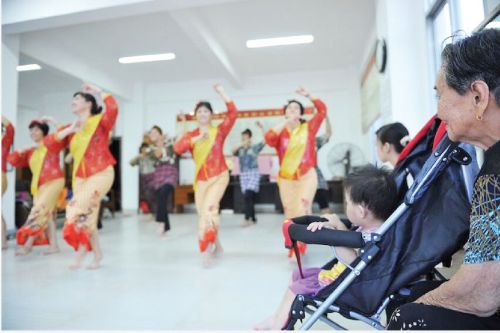 五一新村队部里,队员把孩子也带到排练场。