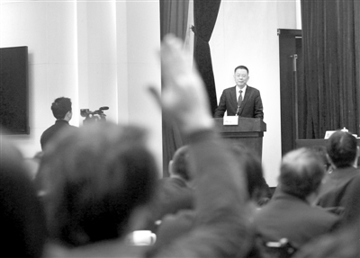 质询会上，与会代表争相举手提问。车杨 摄