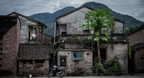 残存在高速出口边的华安沙建建美村