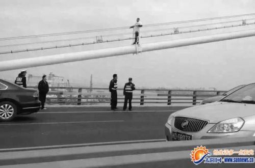 海沧大桥上，男子欲跳桥轻生。