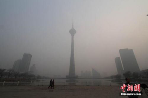 12月14日下午，天津市地标建筑之一的“天塔”在雾霾掩映中。 中新社记者 张道正 摄