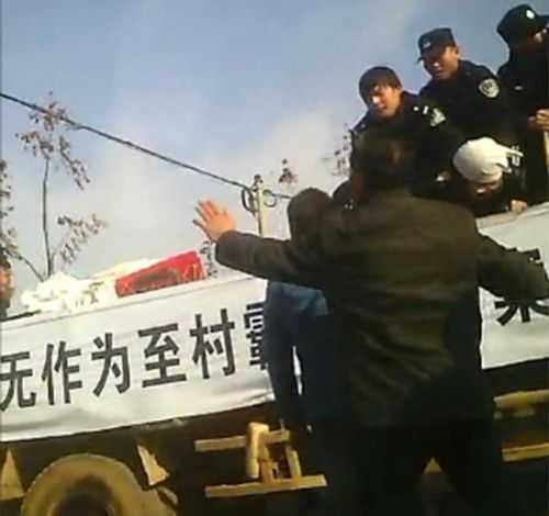 @广州区伯 所发视频中，一辆卡车横在路中间，数名民警正在现场进行处置。