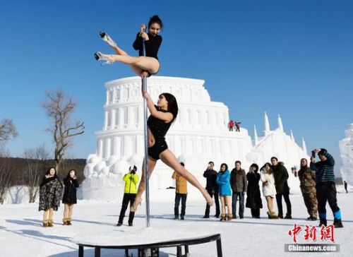 长春四川两地美女合演雪地钢管舞 现场图片曝光