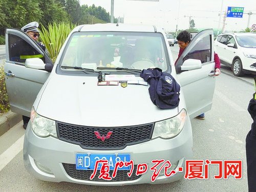 袁某是个装修工，车上却带了不少警用装备。