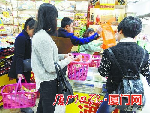 结账时不排队的现象仍存在。（本报记者 黄晓珍 摄）