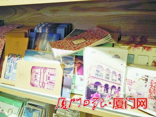 商品被游客翻得乱七八糟。