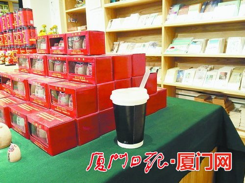 游客把喝完的饮料瓶随手放在货架上。