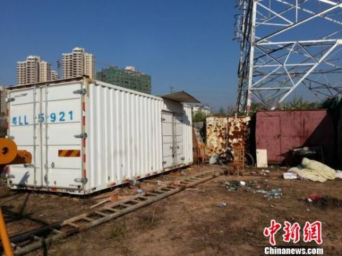 发生烧炭死亡事故的集装箱 严初 摄