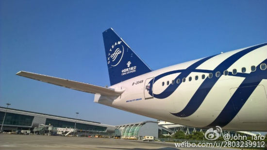 近看南航最新天合涂装的波音777-300ER。（图片拍摄：Via@John_Taro）