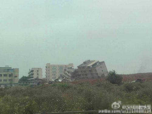 据晶报，有市民刘先生称，深圳光明新区红坳村柳溪工业园发生山体滑坡，将整个工业园整个吞掉了，大概10多万平米，现在还在清点人数。截至13时13分，现场报称已解救出4名被困人员（1人轻伤，其他3人无受伤），另外发现还有1名群众被困，正在营救。