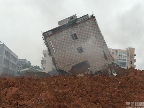 目前，已调18中队、185名消防员、37辆消防车和搜救犬分队赶赴现场。截至13时13分，现场报称已解救出4名被困人员（1人轻伤，其他3人无受伤），另外发现还有1名群众被困，正在营救。图为现场。