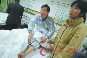 傷者在醫(yī)院接受治療。