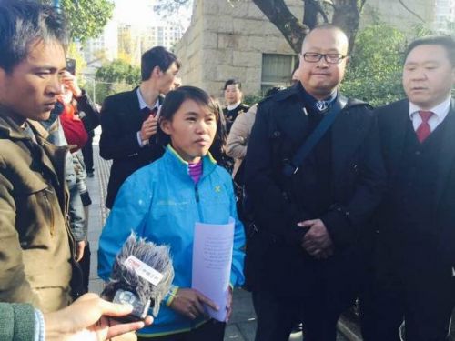现场图片，钱仁凤被无罪释放，接受媒体采访。上游新闻记者张曼双摄