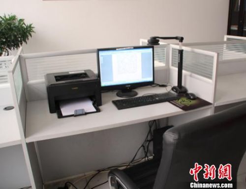 20日，获救儿童王元化名指认事发现场。 于俊亮 摄