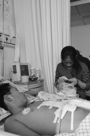 　馬素文一直守候在兒子身邊。