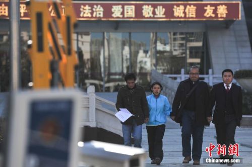 图为钱仁风被媒体“包围”采访。中新社记者 任东 摄