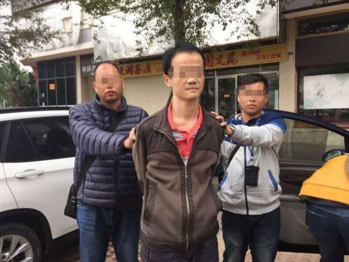 犯罪嫌疑人被押解现场。图为警方提供