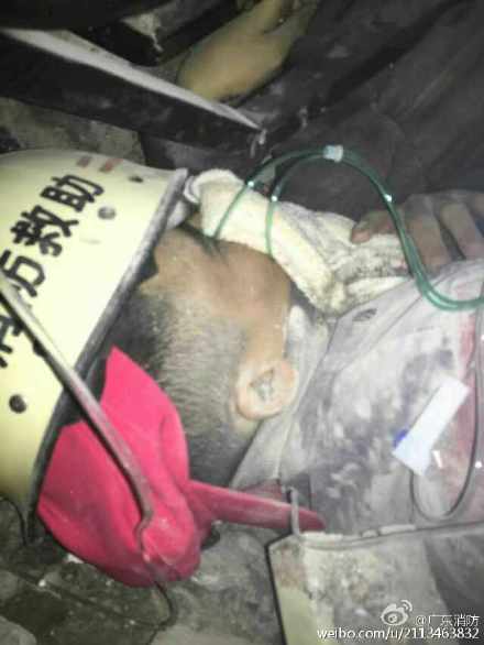 医护人员已开始给男子吸氧、输液。