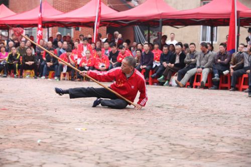 比武大会吸引村民围观