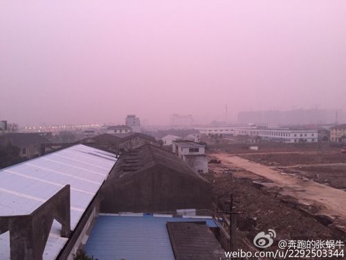 网曝南京惊现玫红色雾霾2