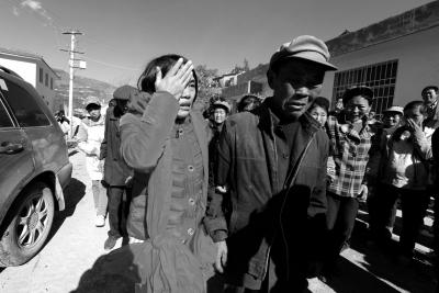 父亲拉着钱仁风的手回家。京华时报记者欧阳晓菲摄