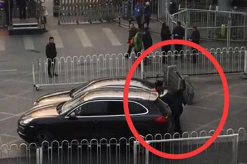 保时捷车主砸奥迪