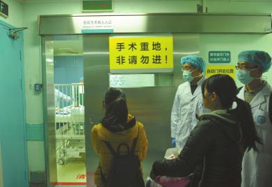 　12月22日，箫箫被推进手术室，亲人依依不舍。