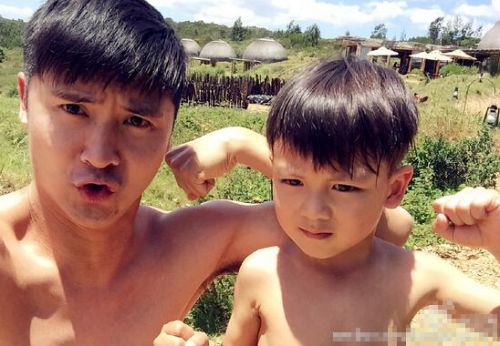  田亮 和 儿子 搞怪裸上身秀肌肉 父子俩表情神同