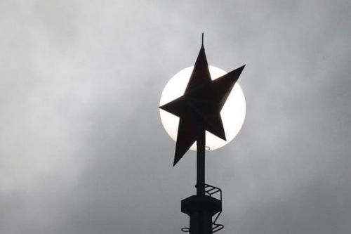 2015年12月21日，上海，太陽(yáng)在霧霾中若隱若現(xiàn)。 澎湃新聞?dòng)浾?高征 圖