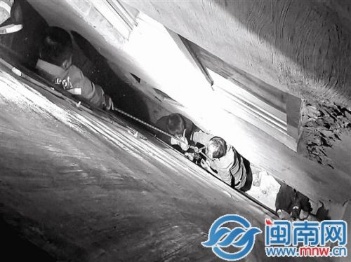 老人醉酒摔进狭小墙缝