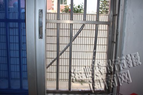 防盗窗被扒开20厘米