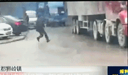 广州男子碰瓷5次均失败 直接躺货车车底(图)