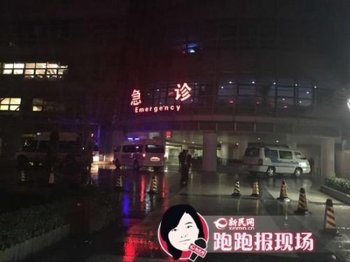 图说：伤者被送至长海医院抢救。新民晚报新民网 胡彦珣 摄