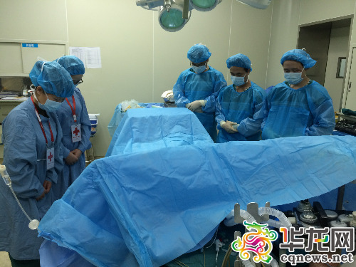 手术前，医生向小诗祺鞠躬道别。 西南医院供图