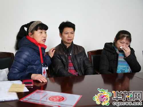 小诗祺的父母 记者 刘嵩 摄