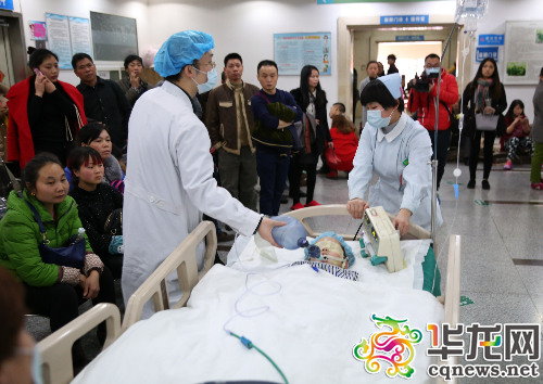 在医生的护送下，小诗祺被送往手术室。在那里，她将捐出自己的一双角膜、肝脏和肾脏，帮助5名患者重获新生。 记者 刘嵩 摄