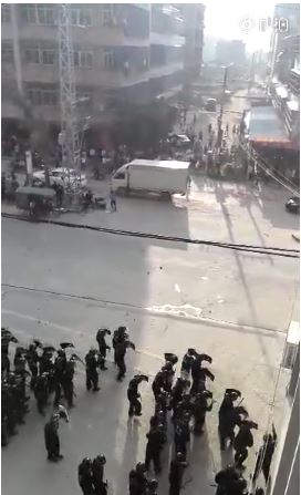 警方调集警力在短期内平息现场事态并劝离聚集围观的民众