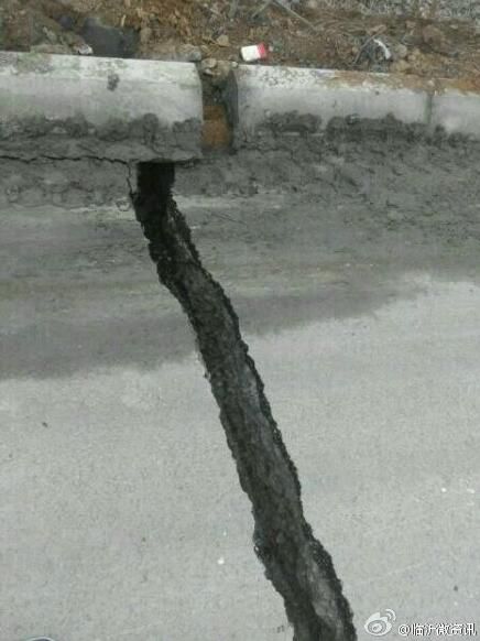 目前，临沂消防支队90名官兵已赶到现场施救。据救援官兵反馈信息，大约20人被困矿下，有几人已从其他洞口爬出来。[!--empirenews.page--]