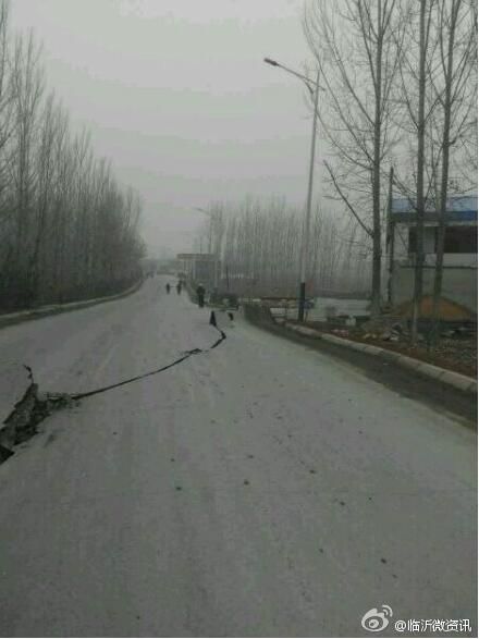 图为当地道路出现坍塌破裂。[!--empirenews.page--]